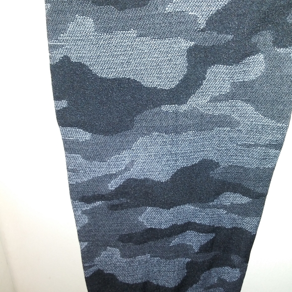 Zac & Rachel Fleece Lined Leggings Black Grey Camo Pattern Size 0X/1X - Picture 4 of 5